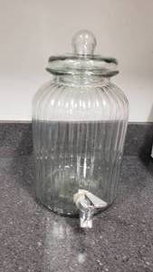 lot 522 image: Glass Beverage Dispenser w Lid