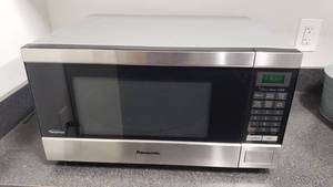 lot 523 image: Panasonic NN-SN744S 1.6 Cu Ft Microwave