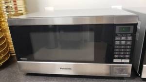 lot 526 image: Panasonic NN-SN744S 1.6 Cu Ft Microwave
