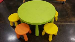 lot 535 image: Ikea Kids Table w 5 Chairs