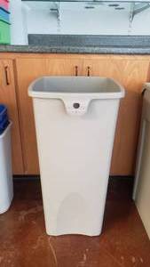 lot 556 image: Tall Rubbermaid 23 Gallon Commercial Trash Can