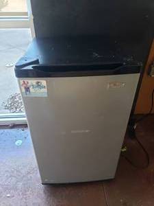 lot 621 image: Haier 4.4 Cu Ft Mini Fridge, Model HSQ04WNAPG
