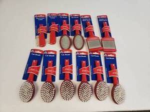 lot 652 image: Lot of Misc Cat Brushes