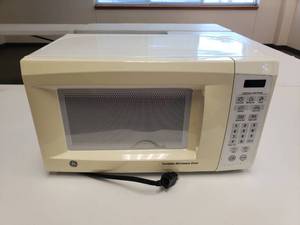 lot 653 image: GE Microwave .7 Cu Ft, Model JES735WJ02
