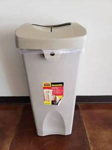 lot 658 image: Rubbermaid Commercial Untouchable 23 Gallon Trash Can