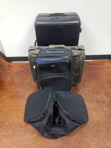 lot 699 image: Lot of 4 Suitcases.  Misc Sizes