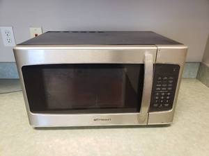 lot 716 image: Emerson 1.1 Cu Ft Microwave, Model MW1161SB