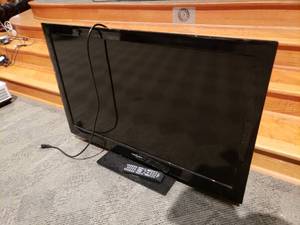 lot 750 image: Insignia NS-40L240A13 40 LCD 1080p TV w Remote