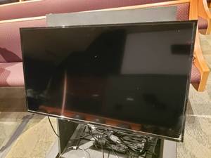 lot 776 image: Insignia NS-40D510NA17 40 LCD TV