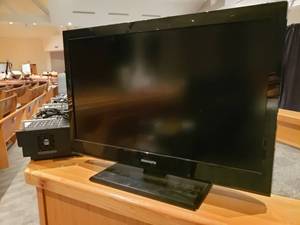 lot 807 image: Magnavox 32MF301BF7 32 LCD TV