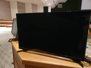 lot 808 image: Samsung UN32J4000 32 LED TV
