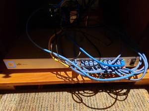 lot 813 image: Ubiquiti Networks Unifi Switch 24 Ethernet Ports