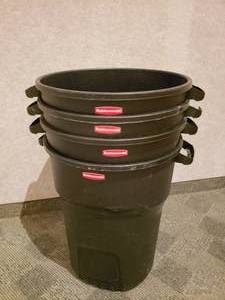 lot 839 image: Lot of 4 Rubbermaid 40 Gallon Trash Cans