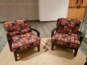 lot 846 image: Lot of 2 Matching Wooden Frames Arm Chairs