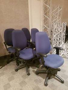 lot 864 image: Lot of 5 Blue Rolling Office Chairs