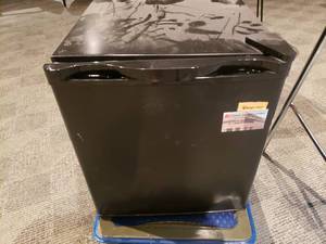 lot 873 image: Magic Chef MCBR170B 1.7 Cu Ft Black Mini Fridge