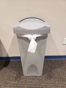 lot 944 image: Rubbermaid Untouchable 23 Gallon Swing Lid Trash Can
