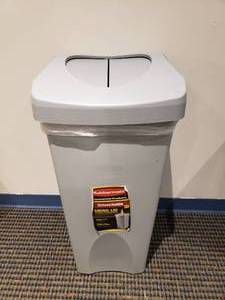lot 945 image: Rubbermaid Untouchable 23 Gallon Swing Lid Trash Can