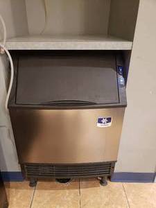 lot 956 image: WOW Manitowoc UD0140A-161B NEO Series Undercounter Ice Machine, Dice Cubed & Air Cooled.  Makes up to 129 lbs of ice per day