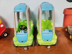 lot 972 image: Lot of 2 Kids Playground Scoot Cars