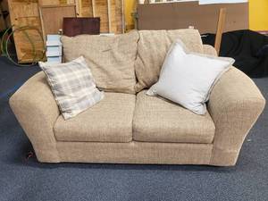 lot 983 image: Cream Love Seat w Pillows.