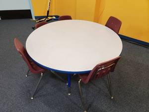 lot 999 image: Round Adjustable Height Classroom Table.  60 Wide w 5 Chairs