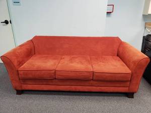 lot 1003 image: Hillcraft Red Deep Back Sofa