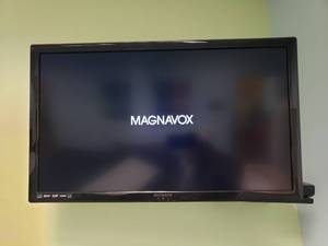 lot 1004 image: Magnavox Model 32ME403VF7 32 Slim LED TV w Remote