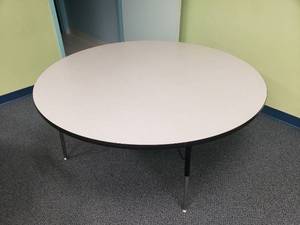 lot 1009 image: Round Adjustable Height Classroom Table