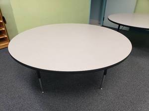 lot 1010 image: Round Adjustable Height Classroom Table