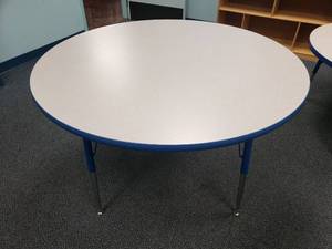 lot 1019 image: Round 48 Adjustable Height Classroom Table