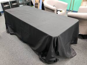 lot 1059 image: Lot of 4 Oval Table Covers.  90 x 132