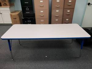 lot 1060 image: Rectangle Adjustable Height Classroom Table