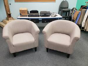 lot 1069 image: Lot of 2 Matching Arm Chairs
