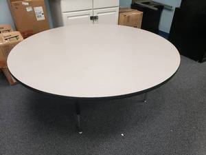 lot 1071 image: Round 60 Adjustable Height Classroom Table