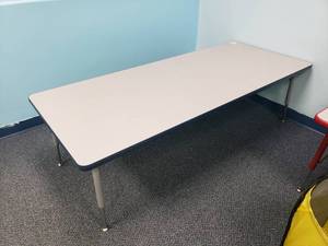 lot 1095 image: Rectangle Adjustable Height Classroom Table.