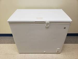 lot 1104 image: GE FCM7DNBWH 7 Cu Ft Chest Deep Freezer