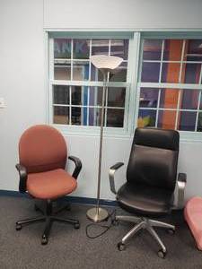 lot 1113 image: Lot of 2 Rolling Office Chairs & Floor Lamp