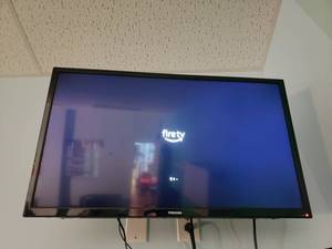 lot 1121 image: Toshiba 32LF221U19 32 HD LED Smart TV w Remote
