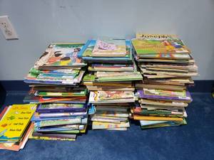 lot 1150 image: Large Lot of Bible Story Books
