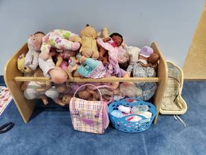 lot 1171 image: Large Lot of Misc Dolls