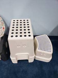 lot 1234 image: 8 White Plastic Step Stools