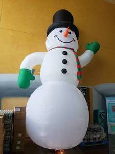 lot 1262 image: HUGE 20 Snowman Christmas Inflatable