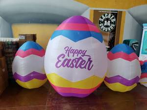 lot 1269 image: Large 3 Egg Easter Yard Inflatable