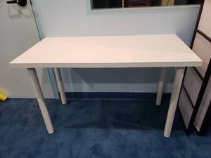 lot 1309 image: White Ikea Table