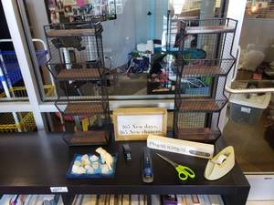 lot 1321 image: Lot of Misc Dcor Items (And a few office supplies as well)