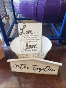 lot 1328 image: Home Dcor Lot.  2 Wooden Wall Signs & Wire Basket.