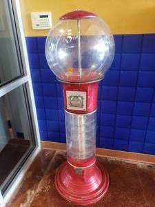 lot 1351 image: Vintage Beaver Gumball Roller Machine