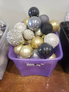 lot 1364 image: Tote Full of Oversize Christmas Ornaments