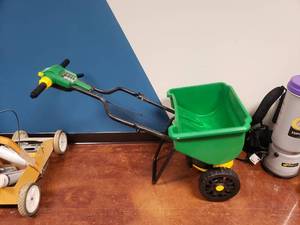 lot 1406 image: Vigoro Spread Control Spreader